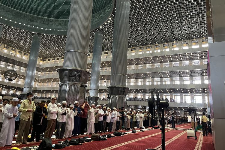 Ribuan Jemaah Masjid Istiqlal Ikut Shalatkan Jenazah Ray Sahetapy 