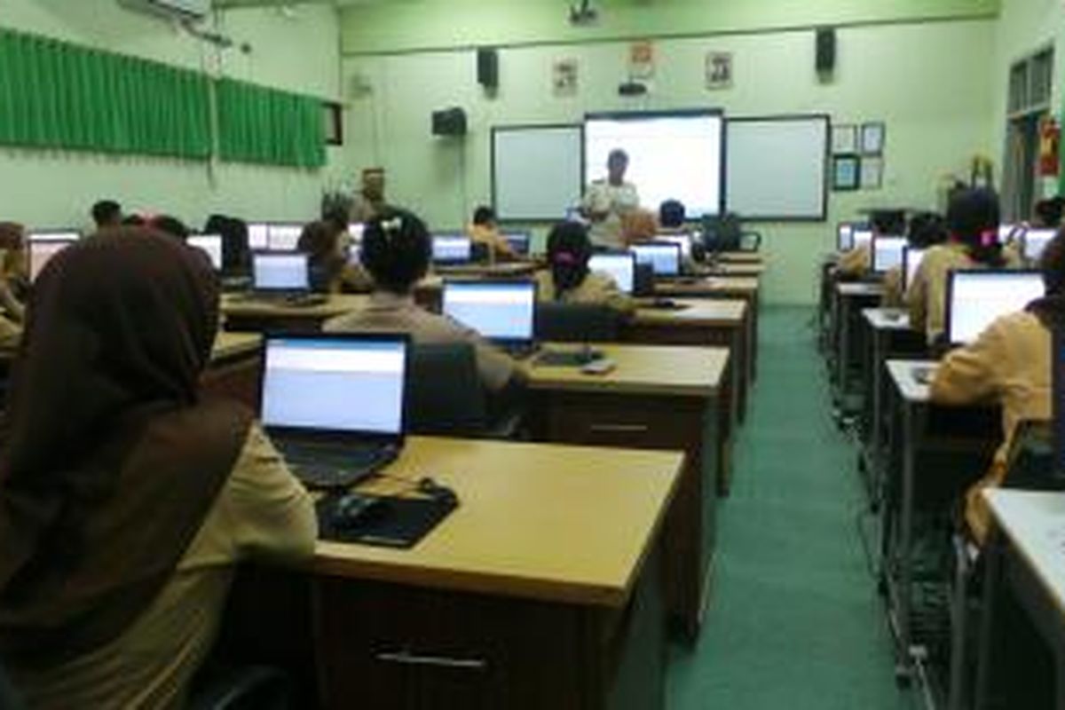 Siswa SMKN 46 di Jakarta Timur mengikuti gladiresik ujian nasional online. Rabu (1/4/2015).