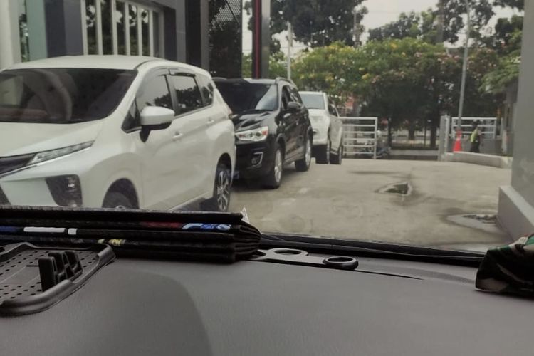 Bengkel Mitsubishi Srikandi Diamond Motor di kawasan Lenteng Agung, Jagakarsa, Jakarta Selatan dipenuhi mobil yang ingin melakukan uji emisi. 