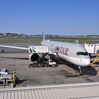 Ilustrasi pesawat Airbus A350-900 yang dioperasikan maskapai Qatar Airways.