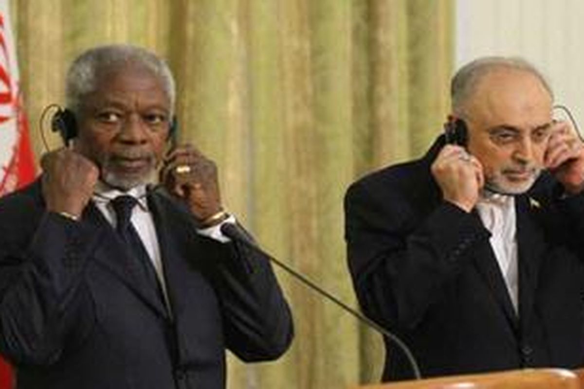 Kofi Annan dan Menlu Iran, Ali Akbar Salehi, setelah pertemuan untuk menggalang dukungan Iran.