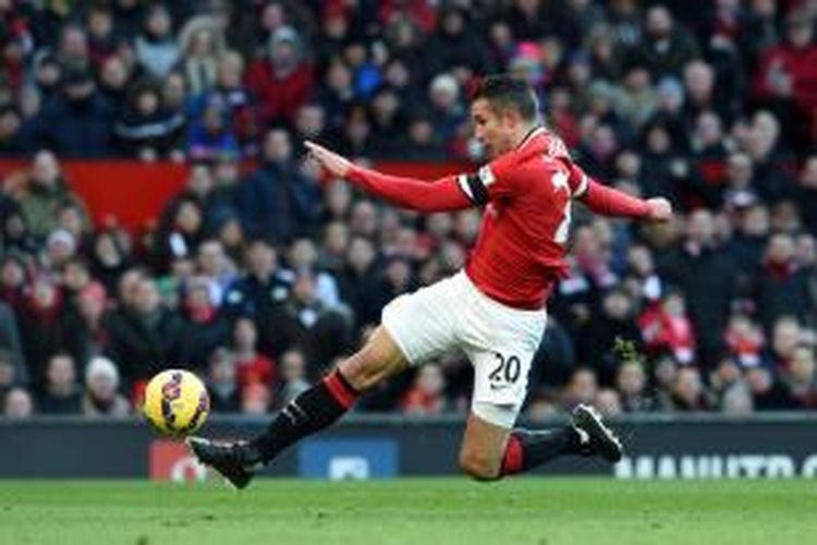 Penyerang Manchester United Robin van Persie melepaskan tendangan yang berujung gol ke gawang Leicester City, pada pertandingan Premier League, di Old Trafford, Manchester, Sabtu (31/1/2015). Gol itu membuat MU unggul 1-0.