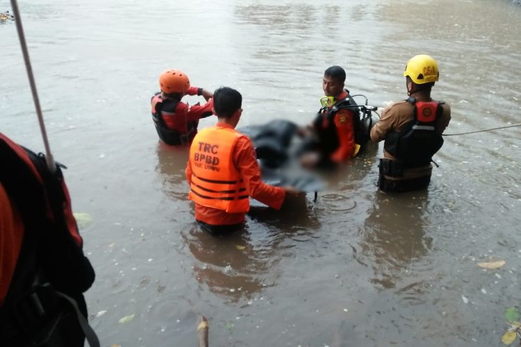 Tim gabungan Basarnas berhasil menemukan korban seorang remaja yang terjatuh di bendungan saat bermain menikmati sore, pada Selasa  (23/04/2019), korban ditemukan dalam kondisi meninggal dunia, Rabu (24/04/2019).