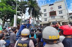 Tolak Perpanjangan PSBB, Mahasiswa dan Pedagang Ricuh dengan Satpol PP