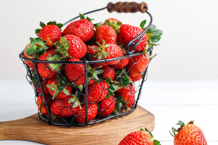 Ilustrasi buah strawberry, stroberi. 