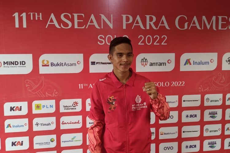 Nur Ferry Pradana berpose di mixed zone usai meraih medali emas pada cabang olahraga lari nomor 400 meter kelas T47 ASEAN Para Games 2022 yang digelar di Stadion Manahan, Solo, pada Rabu (3/8/2022). 