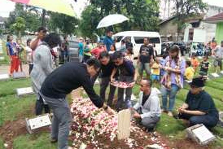 Para personel Project Pop saat menabur bunga di makam Onn di TPU Legok Cisereuh, Bandung, Sabtu (14/1/2017). KOMPAS.com/DENDI RAMDHANI