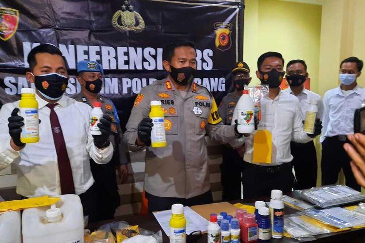 Kapolres Subang AKBP Aries Kurniawan Widiyanto menunjukkan barang bukti pemalsuan pestisida berbagai merek di Mapolres Subang, Senin (26/10/2020).
