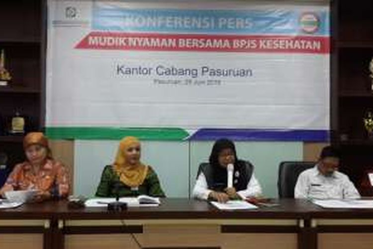 Kepala BPJS Kesehatan Cabang Pasuruan Debbie Nianta (dua dari kiri) dan Kepala Dinas Kesehatan Kabupaten Pasuruan Loembini Pedjati Lajoeng (tiga dari kiri) saat menggelar konferensi pers di Kantor BPJS Kesehatan Kabupaten Pasuruan, Rabu (29/6/2016)