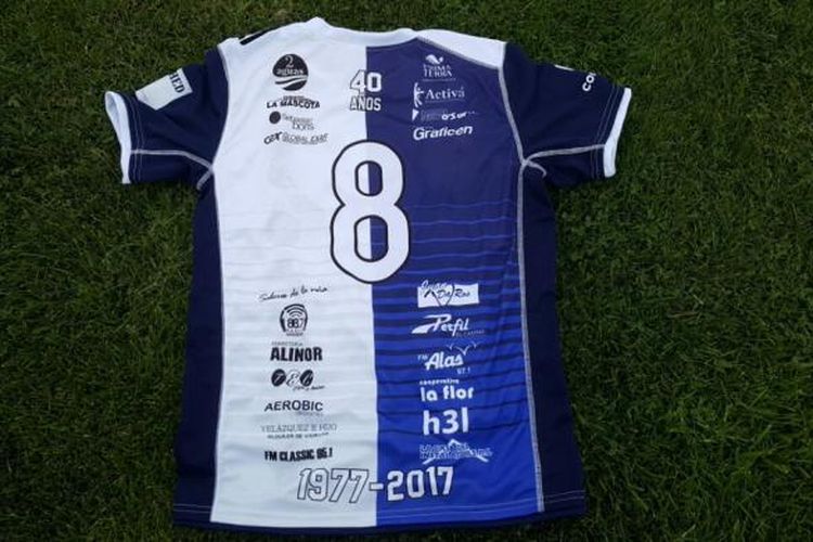 Kostum Asociacion Deportiva Centenario (ADC) untuk musim 2017.