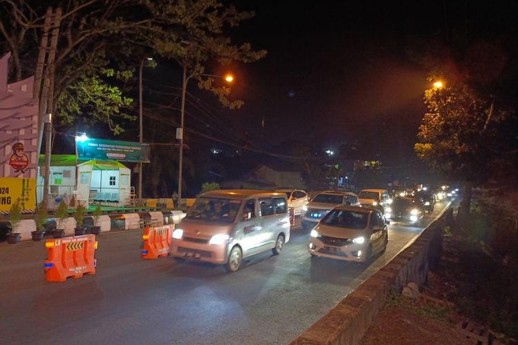 Situasi arus lalu lintas di jalur Nagreg, Kabupaten Bandung, Jawa Barat sempat memgalami kepadatan npada H-1 dini hari tadi
