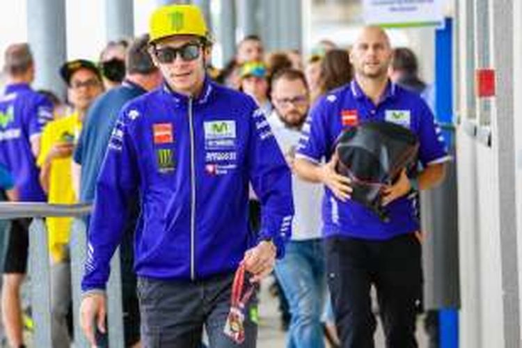 Pebalap Movistar Yamaha asal Indonesia, Valentino Rossi, berjalan menuju ruang konferensi pers jelang GP Perancis di Sirkuit Le Mans, Kamis (5/5/2016).