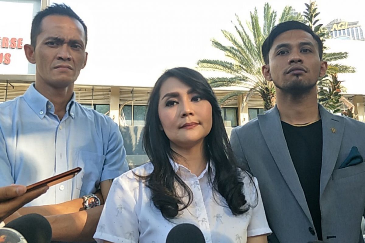 Tessa Kaunang (tengah) didampingi kuasa hukumnya Irsan Gusfrianto (kanan) dan kerabatnya (kiri) menjalani pemeriksaan berkait laporan dugaan pencemaran nama baik terhadap Sandy Tumiwa di Polda Metro Jaya, Jakarta Selatan, Rabu (4/4/2018) sore.