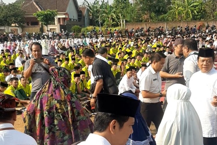 Ratusan warga Kedungpane Semarang, Jawa Tengah melakukan shalat istisqa di Lapangan Kedungpane pada Rabu (11/10/2023).