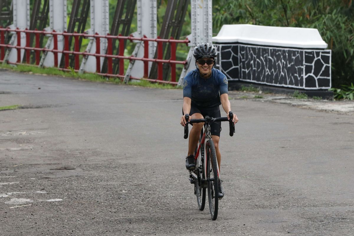 Peserta acara Borobudur Ride bersepeda di kawasan Borobudur Magelang, Jawa Tengah, Minggu (22/11/2020). Kegiatan dalam rangka memperingati hari ulang tahun (HUT) ke-25, Kompas.com diselenggarakan untuk membangun semangat optimisme dan membawa pesan positif di situasi pandemi Covid-19.