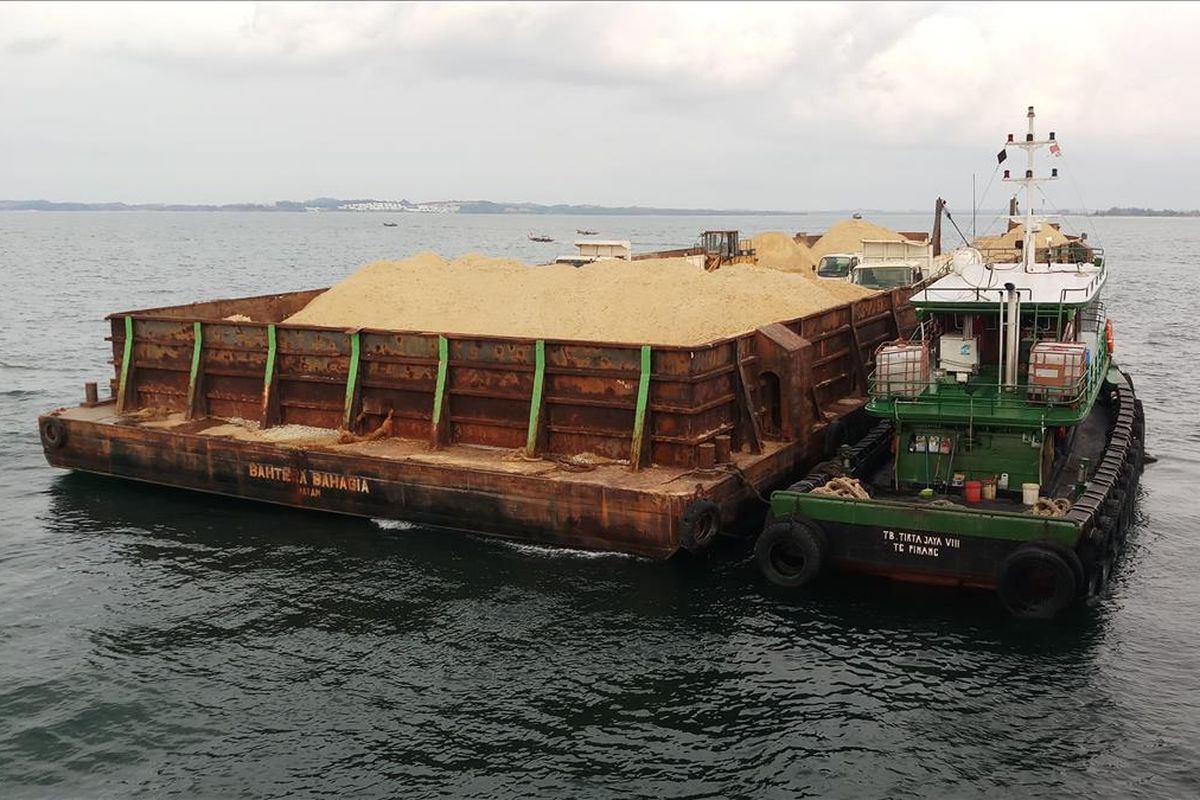 Jajaran Guskamla Armada I berhasil mengamankan satu tongkang BG Bahtera Bahagia dan kapal TB Tirta Jaya VIII pengangkut pasir laut dari pulau Citlim, Kecamatan Moro, Karimun, Kepulauan Riau.
