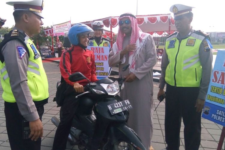 Raja Salman saat ikut razia kendaraan di Alun alun Demak,  dalam Operasi Simpatik Candi 2017, Jumat (3/3/2017)