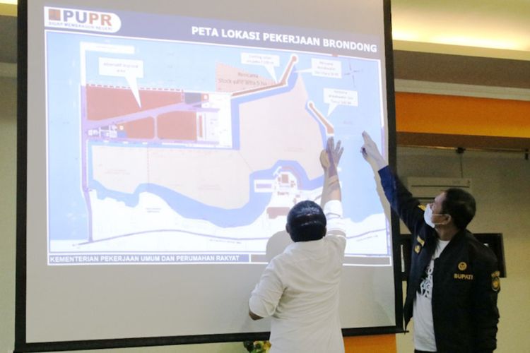 Bupati Lamongan Yuhronur Efendi (kanan), saat melihat peta lokasi pembangunan breakwater PPN Brondong, Senin (27/9/2021).