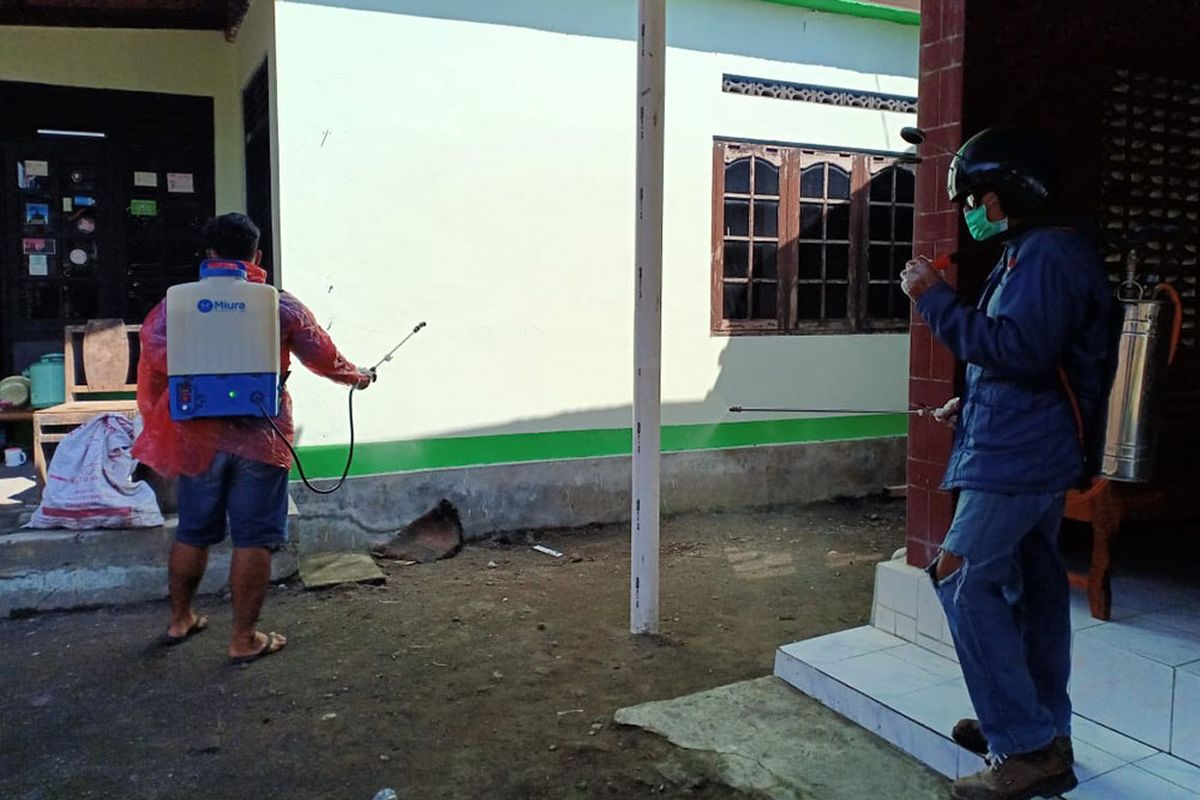 Perangkat desa bersama warga menyemprotkan cairan disinfektan pada fasilitas umum, sekolah, rumah warga guna mencegah penyebaran virus Corona (Covid-19) di Desa Panggungharjo, Sewon, Bantul, Yogyakarta, Minggu (22/3/2020).