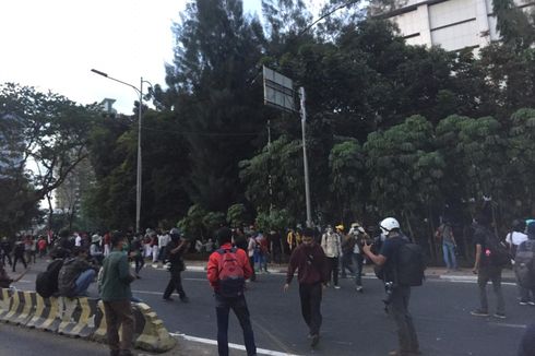 Pukul 18.40, Demonstran di Flyover Slipi Dipukul Mundur, Massa Lari ke Pejompongan
