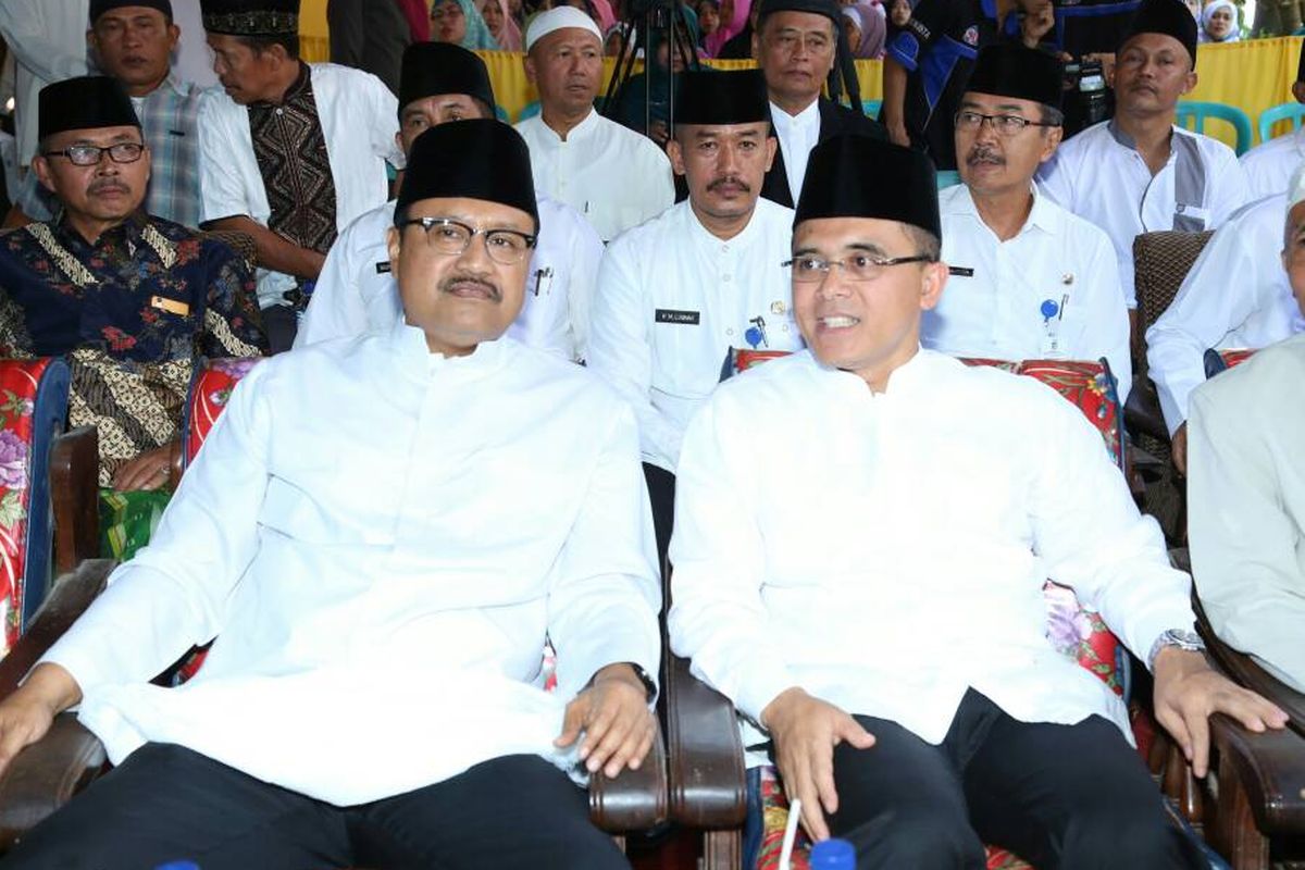 Bupati Banyuwangi Abdullah Azwar Anas dan Wakil Gubernur Jawa Timur Saifullah Yusuf (Gus Ipul) datang menghadiri Harlah dan Imtihan 70 Tahun Pesantren Bustanul Makmur, Kebunrejo, Kecamatan Genteng, Banyuwangi pada Rabu (17/5/2017)