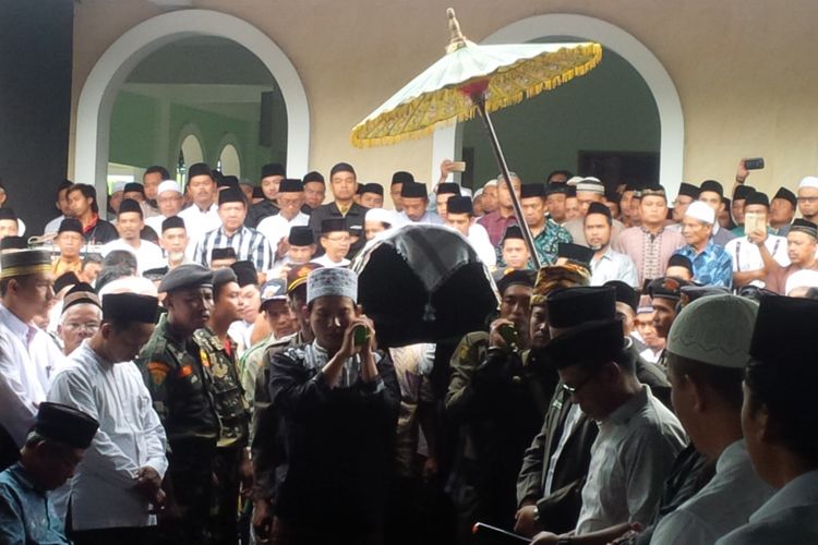  Suasana upacara pemberangkatan jenazah KH Mahfudz Ridwan di Ponpes Edi Mancoro, desa Gedangan, Kecamatan Tuntang, Kabupaten Semarang, Senin (29/5/2017) pagi.