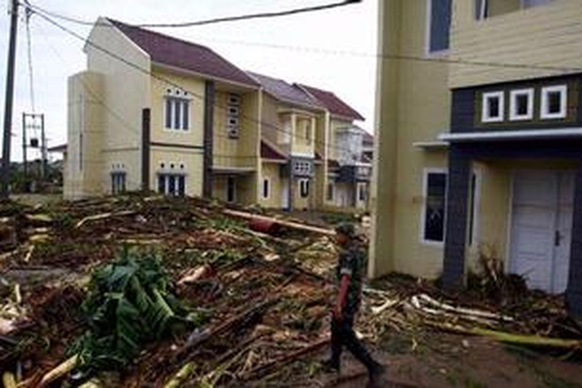 Personil TNI melakukan pencarian warga yang perlu dievakuasi di perumahan Flamboyan Island di Medan, Sumut, Kamis (6/1/2011). Meluapnya air sungai Belawan yang disebabkan tingginya curah hujan mengakibatkan jebolnya tanggul perumahan Flamboyan Island, sehingga ratusan rumah terendam air dengan ketinggian dua meter.