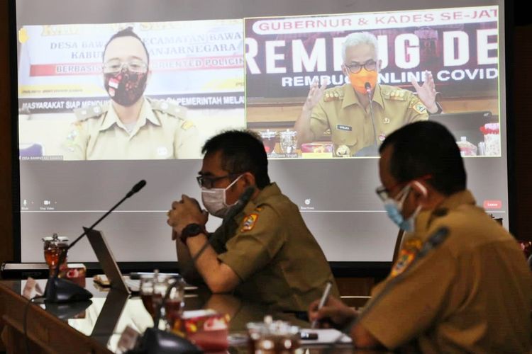 Gubernur Jawa Tengah (Jateng) Ganjar Pranowo saat melaksanakan rapat perdana Rembug Desa pada Senin (19/7/2021) bersama sejumlah 227 lurah dan kepala desa sekabupaten Banjarnegara.