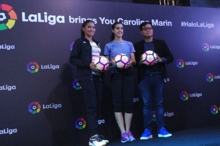 Pebulutangkis asal Spanyol, Carolina Marin (tengah), bersama pemenang Putri Indonesia 2015 yang juga mantan atlet bulutangkis Indonesia, Anindya Putri (kiri), dan host Pangeran Siahaan (kanan) berpose dalam acara