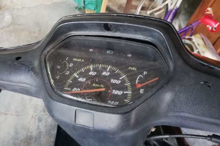 mika speedometer yang mengalami retak halus karena sering diparkir di bawah sinar matahari