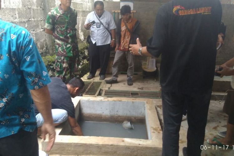 Warga Desa Bobotsari, Kecamatan Bobotsari, Purbalingga Jawa Tengah didampingi unsur pimpinan kecamatan mengambil sampel air limbah di salah satu IPAL PT Sung Chang Indonesia, Senin (6/11/2017).