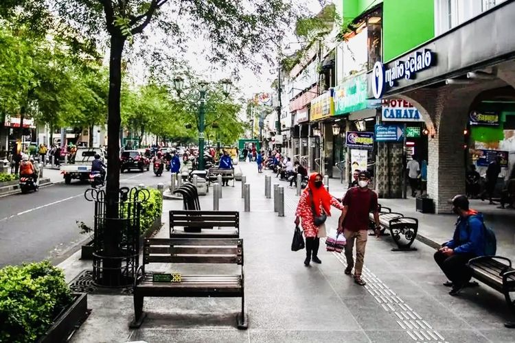 Jalan Malioboro yang merupakan ikon legendaris Kota Yogyakarta. Terletak di jantung kota, kawasan ini membentang sepanjang 1 kilometer dan menjadi pusat perbelanjaan serta budaya yang strategis bagi wisatawan