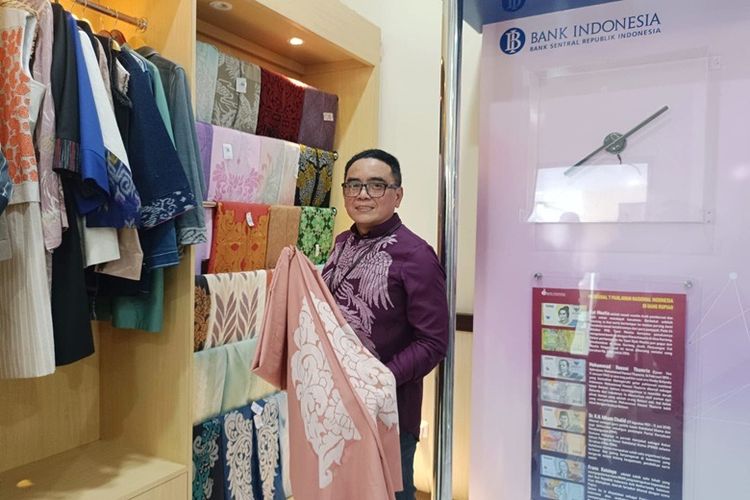 Kepala Kantor Perwakilan Bank Indonesia Provinsi Gorontalo Bambang Satya Permana di Galeri UMKM binaan BI di Kota Gorontalo (Olaku), Rabu (5/11/2025). 