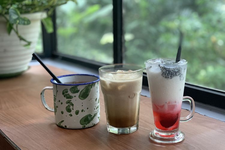 Es Teh Manis Gentong, Es Coco Selasih, dan Es Kopi Susu Arborea di Warung Arborea Jatijajar, Depok, Jawa Barat.