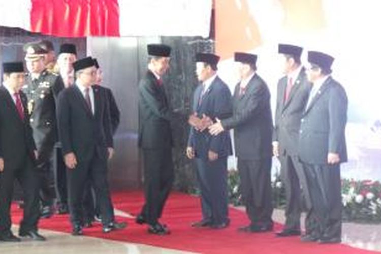 Presiden Joko Widodo bersalaman dengan para petinggi lembaga negara sebelum Sidang Tahunan MPR di Gedung Parlemen, Jumat (14/8/2015).