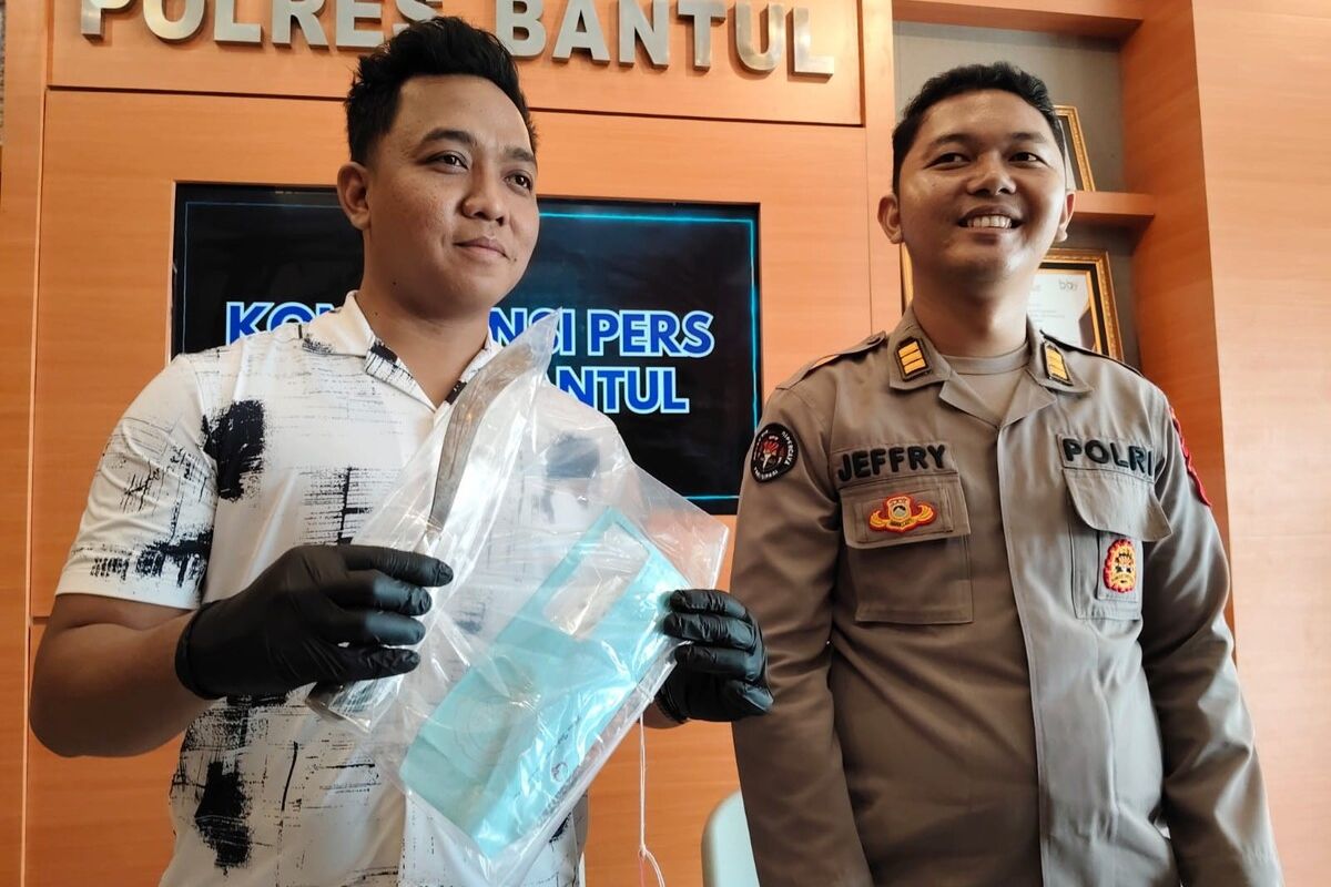 Polisi menunjukkan barang bukti kasus pembacokan pengemudi ojek online di Mapolres Bantul, Kamis (13/6/2024)