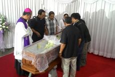 Tiba di Lampung, Jenazah Mgr Henri Disemayamkan di Katederal Tanjung Karang