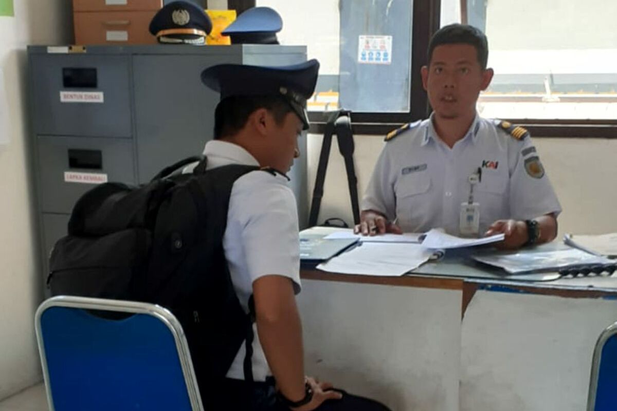 Masinis KA Matarmaja yang terkena aksi pelemparan batu di Blitar membuat laporan di Stasiun Blitar, Jumat (28/7/2023)