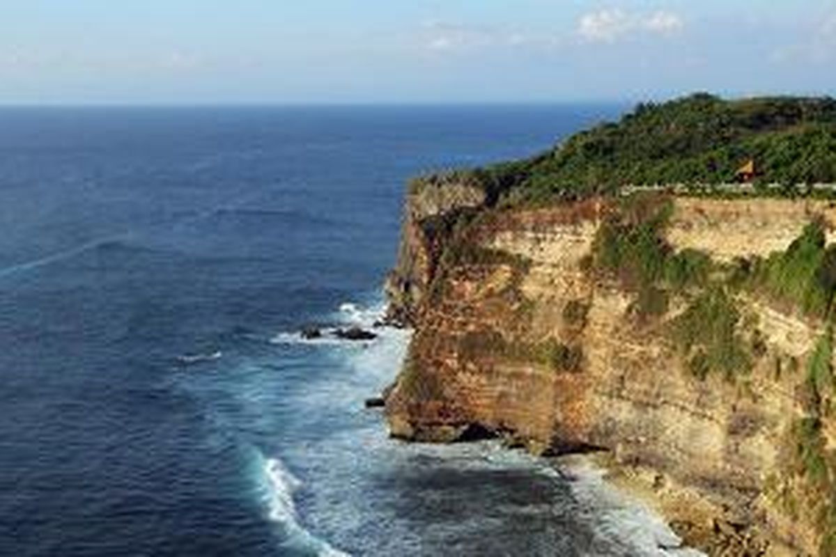 Pemandanagn tebing dan hamparan laut lepas dari kawasan Pura Uluwatu, di Desa Pecatu, Kabupaten Badung, Bali.