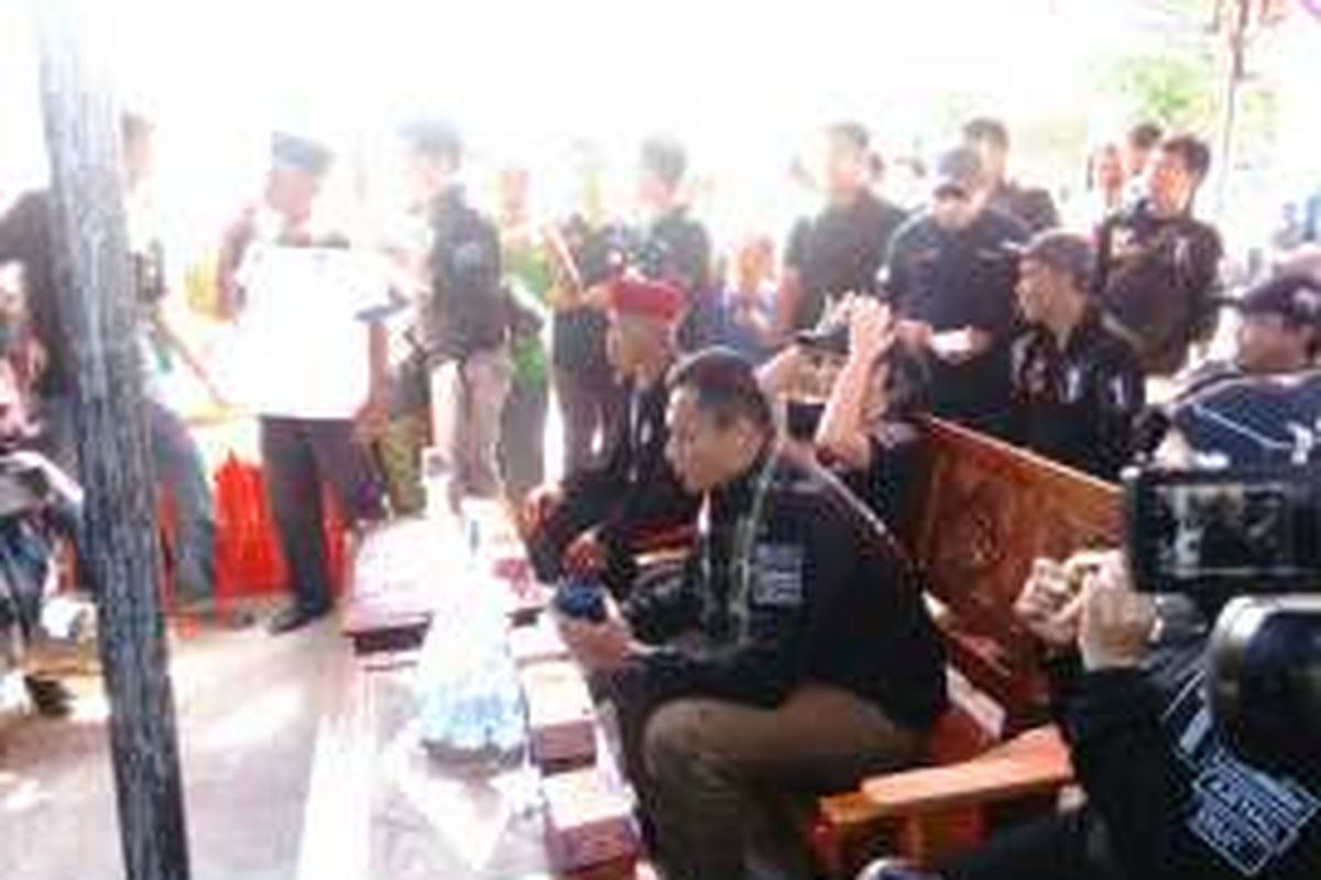 Calon gubernur DKI Jakarta Agus Harimurti Yudhoyono dan wakilnya Sylviana Murni di Pulau Tidung, Kabupaten Kepulauan Seribu. Nampak Agus sedang bersama istrinya Annisa Pohan. Rabu (23/11/2016).
