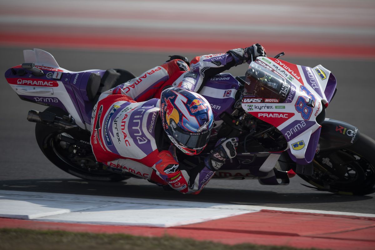 Pembalap Prima Pramac Racing Jorge Martin memacu kecepatan pada sesi latihan bebas 2 MotoGP seri ke-15 di Pertamina Mandalika International Street Circuit, Lombok Tengah, NTB, Jumat (13/10/2023). Ajang balap MotoGP seri Indonesia berlangsung 13-15 Oktober 2023. Artikel ini berisi klasemen MotoGP 2023. ANTARA FOTO/Wahyu Putro A/aww.