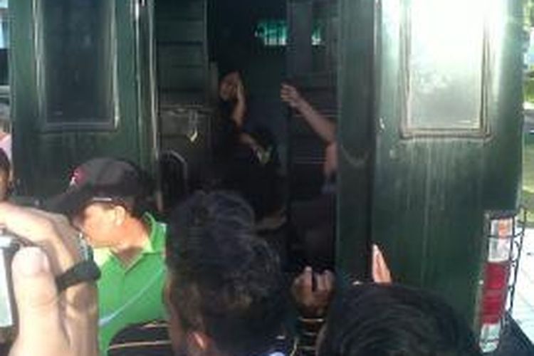 Tersangka dugaan korupsi PDAM Tirta Darma Kota Bengkulu saat dibawa ke mobil kejaksaan untuk dibawa ke Lapas