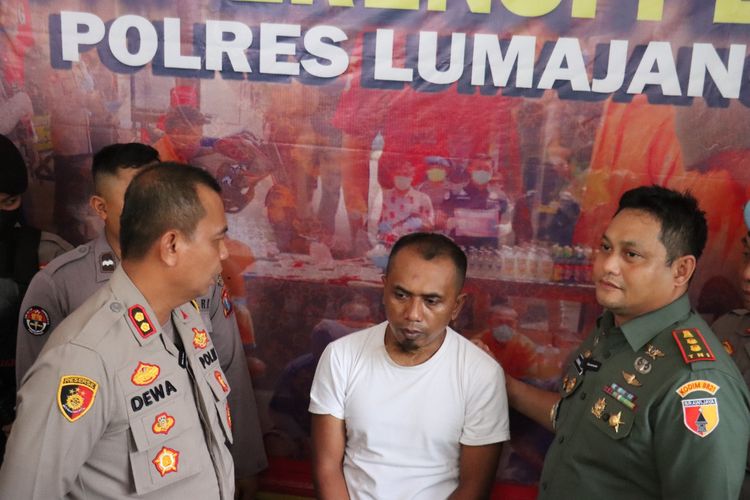 Tersangka diduga menghina institusi TNI dan Polri saat di Mapolres Lumajang, Kamis (29/12/2022)