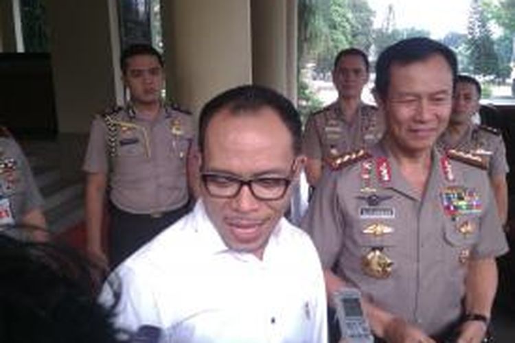 Menteri Ketenagakerjaan Hanif Dhakiri (kiri) dan Kapolri Jenderal Pol Sutarman (kanan) usai melakukan pertemuan di Mabes Polri, Jakarta, Kamis (6/11/2014)