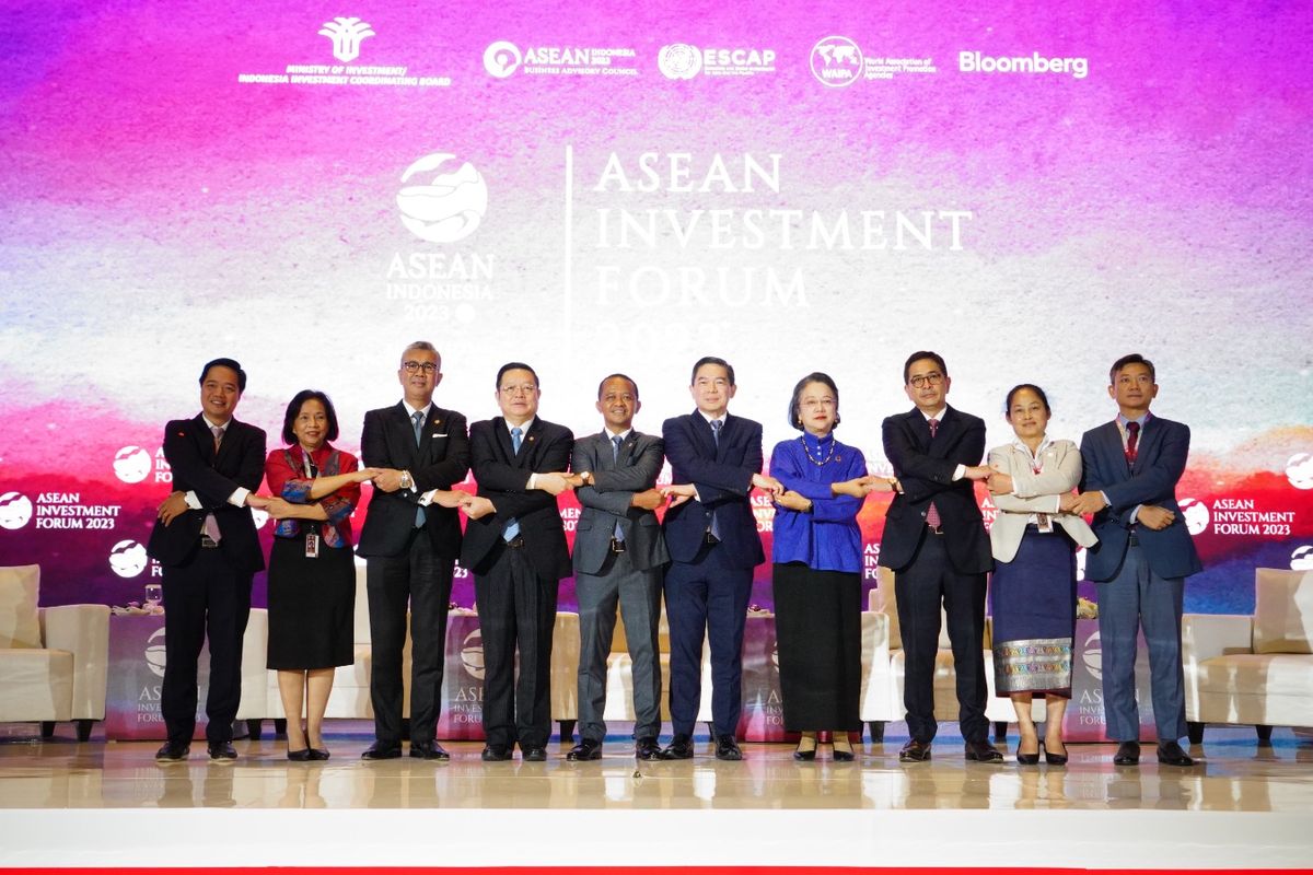 Menteri Investasi/Kepala BKPM bergandengan tangan dengan tamu delegasi dari negara-negara ASEAN, Sabtu (2/9/2023).