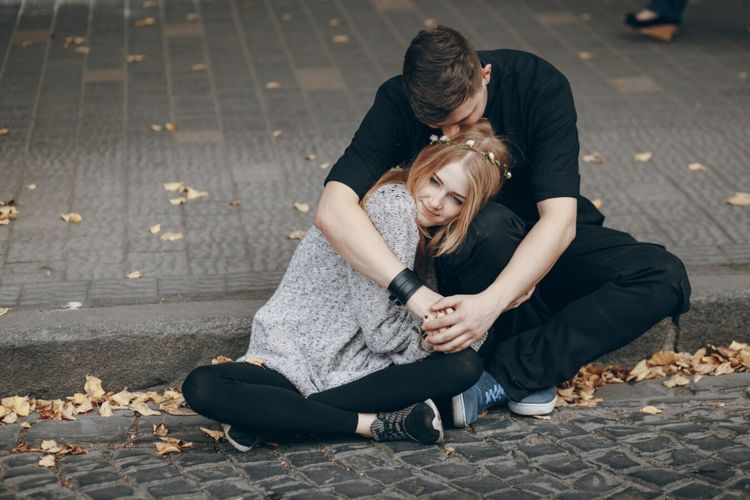 Bagaimana sikap zodiak saat jatuh cinta? Ada yang jadi penuh perhatian, ada pula yang justru bingung sendiri. Simak cara unik tiap zodiak mengungkap rasa.
