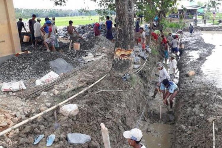 Para pekerja sedang membangun fondasi Rumah Sakit Indonesia di Rakhine, Myanmar

