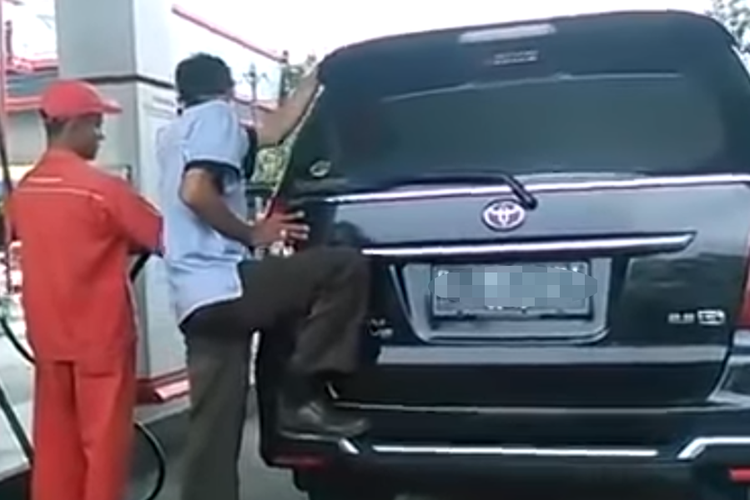 Tangkapan layar video yang menampilkan seseorang tengah menggoyangkan mobilnya ketika sedang mengisi bahan bakar minyak (BBM).