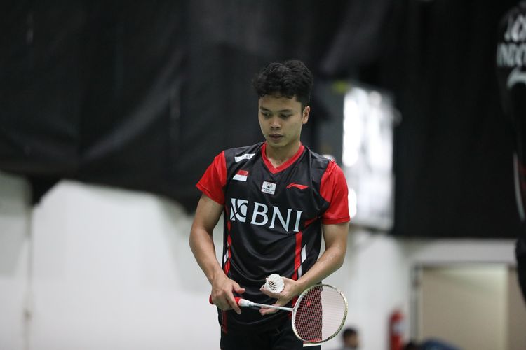 Anthony Sinisuka Ginting ketika berlatih di Bangkok, Thailand, menjelang partai pertama Grup A Piala Thomas 2022 antara Indonesia vs Singapura.