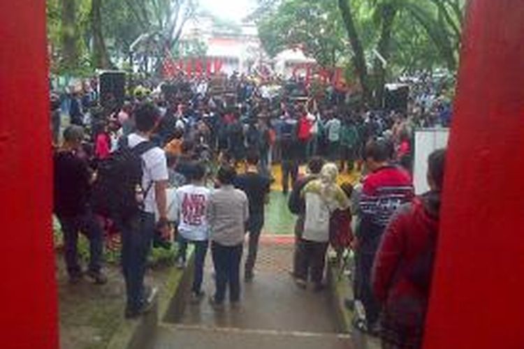 Muda-mudi Kota Bandung, memadati peresmian Taman Musik Centrum, Jalan Belitung, Kota Bandung, Sabtu (1/3/2014).